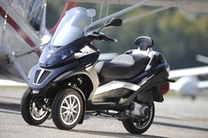 155794_657_1226388657651-Piaggio-MP3-LT-1.thumb.jpg.a42c44c46f0dc02983cd0bb4b0c686d1.jpg