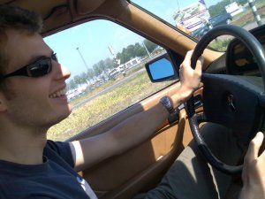 Yannick_in_zn_Benz.thumb.jpg.a0cefe7a99f429bd89fdcf506da37559.jpg