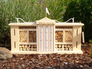 insektenhotel-palast.thumb.jpg.a8df800dbb70a7fec9e23ba333b8d89c.jpg