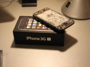 iphone_3G_s_32GB_kapot.thumb.jpg.42399b19be099d228b6931334e40452d.jpg